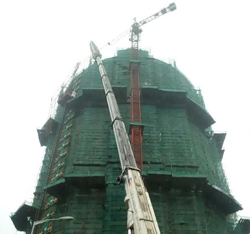 八步吊车在工地上作业